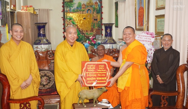 Văn Phòng II T.Ư tặng quà đến Đại đức Châu Hoài Thái