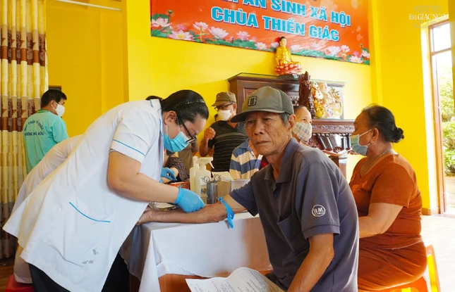 Lấy máu xét nghiệm