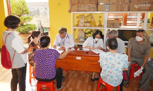 Các bác sĩ khám bệnh Các bác sĩ khám bệnh