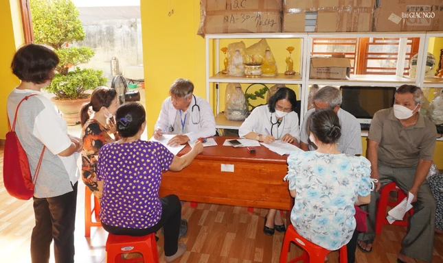 Các bác sĩ khám bệnh