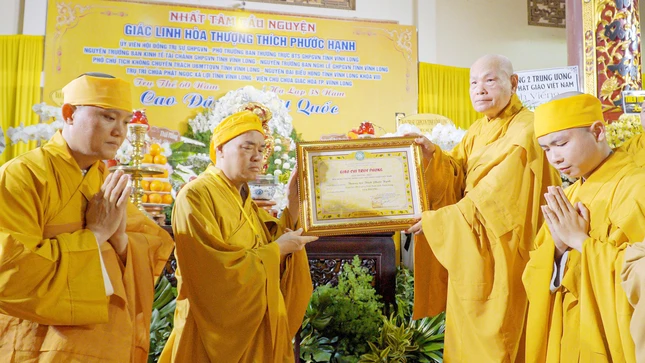 Trưởng lão Hòa thượng Thích Thiện Nhơn trao Giáo chỉ truy phong giáo phẩm Hòa thượng đến môn đồ pháp quyến