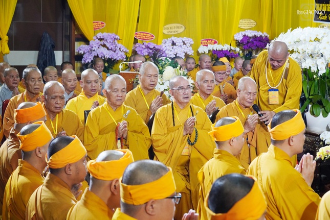 Chư tôn đức tham dự cầu nguyện