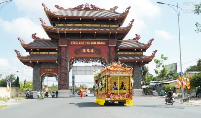 Phụng tống kim quan Hòa thượng Thích Phước Hạnh từ từ rời chùa Phật Ngọc Xá Lợi đến Sơn Trang Tiên Cảnh (H.Châu Thành A, tỉnh Hậu Giang) cử hành lễ trà-tỳ