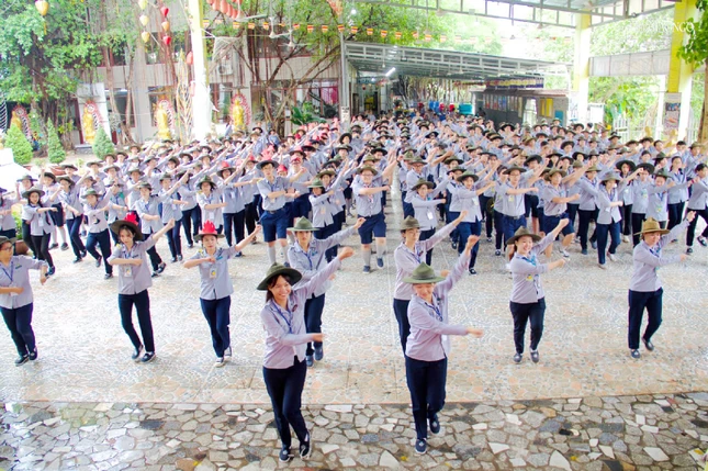 Cùng đồng diễn trong trại Lục hòa - Ảnh: Dương Bá