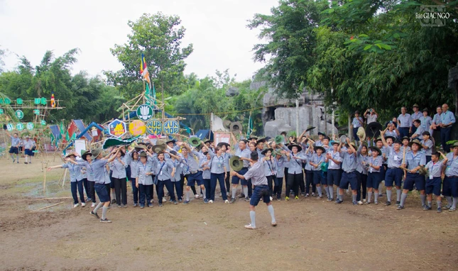 "Những môn học trong Gia đình Phật tử sẽ giúp các em dễ dàng theo dấu chân Đức Phật. Những môn học mà các em đang học tập hàng ngày trong các Gia đình Phật tử là những môn cần ích cho đời, một khi xã hội cần đến. Những ngành văn hóa của Gia đình như múa hát, văn chương, kịch nhạc sẽ giúp các em tô điểm cho đời thêm tươi đẹp. Những môn cứu thương, gút, morse sẽ giúp các em cứu thoát những tai nạn hàng ngày xung quanh các em. Những môn thêu thùa, gia chánh sẽ giúp các em trong những công việc nội trợ và những bài học Phật pháp sẽ giúp các em hiểu thấu ý nghĩa cuộc đời và sống đúng ý nghĩa ấy." - sách Đây Gia đình - Ảnh: Dương Bá