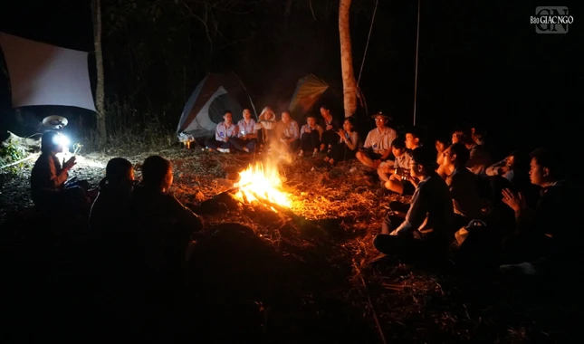 Đêm lửa trại của một đơn vị trong rừng xanh - Ảnh: Như Danh