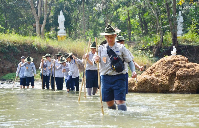 Ngành thiếu (nam, nữ) từ 13 đến 18 tuổi; và ngành Thanh (nam, nữ) từ 19 tuổi trở lên. Đoàn sinh ngành thiếu có 4 bậc học: Hướng Thiện, Sơ Thiện, Trung Thiện, Chánh Thiện. Mỗi bậc học 1 năm - Ảnh: Như Danh