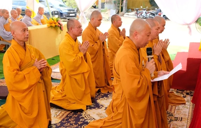 Thay mặt môn đồ pháp quyến, Đại đức Thích Thiện Hữu xúc động dâng lời tưởng niệm ân sư