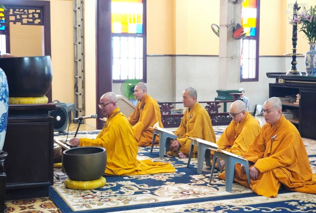 Khóa lễ tụng kinh cầu nguyện tại chánh điện