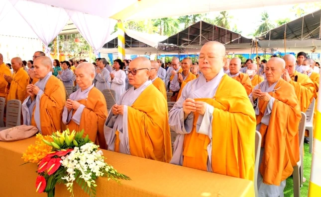 Chư Ni thành kính tưởng niệm