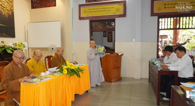 Ni sư Thích nữ Chơn Tịnh đại diện Ban Văn hóa Phật giáo quận trình bày mô hình lễ đài Phật đản Ni sư Thích nữ Chơn Tịnh đại diện Ban Văn hóa Phật giáo quận trình bày mô hình lễ đài Phật đản