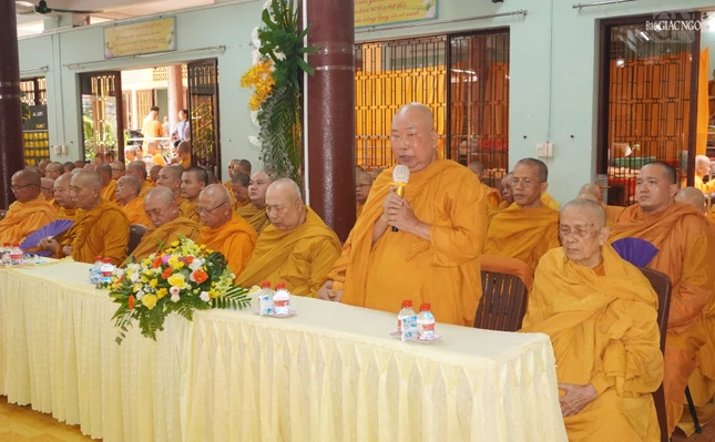 Hòa thượng Thích Giác Pháp ban đạo từ chứng minh