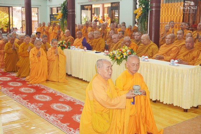 Dâng trầm cúng dường