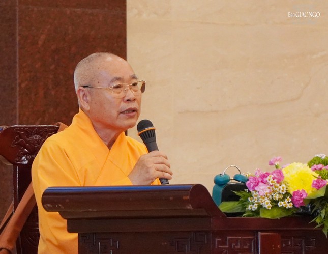 Hòa thượng Thích Viên Giác thuyết giảng tại khóa tu