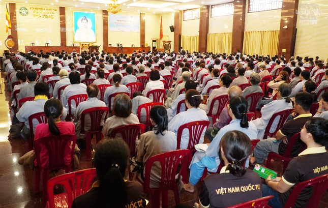 Phật tử nghe pháp thoại tại khóa tu Ngày an lạc tại Việt Nam Quốc Tự ngày 28-4-2024