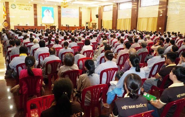 Phật tử nghe pháp thoại tại khóa tu Ngày an lạc tại Việt Nam Quốc Tự ngày 28-4-2024