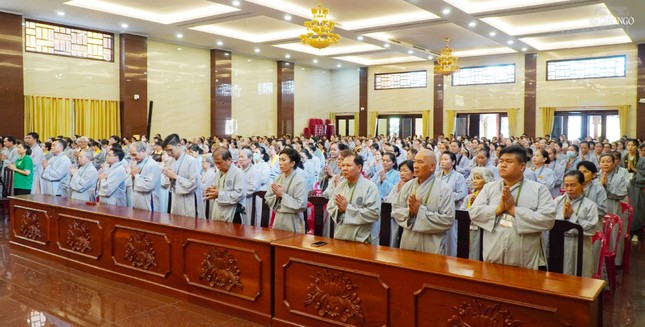 Hơn 500 Phật tử tham dự khóa tu tại Việt Nam Quốc Tự