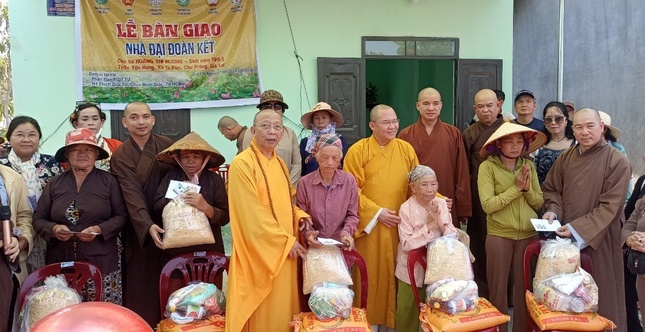 Chùa Minh Giác kết hợp cùng Phân ban Phật tử dân tộc T.Ư tặng nhà và trao quà đến người dân