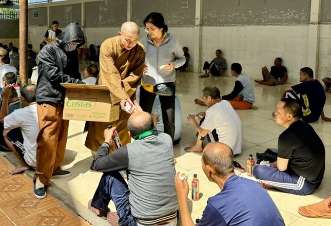 Chùa Quảng Đức tặng quà đến các bệnh nhân tâm thần