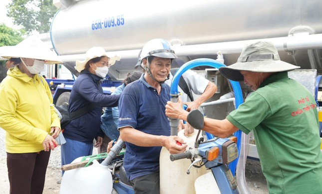 120 khối nước được đoàn tặng đến bà con tại xã Tân Lợi Thạnh, H.Giồng Trôm, Bến Tre