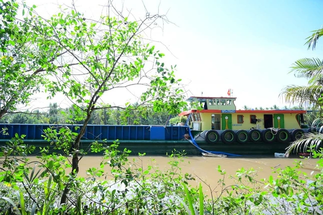 Chùa Bửu Đà (Q.10) trao tặng 2 sà lan với 1.400 khối nước ngọt đến nhà máy nước xã Bình Khánh