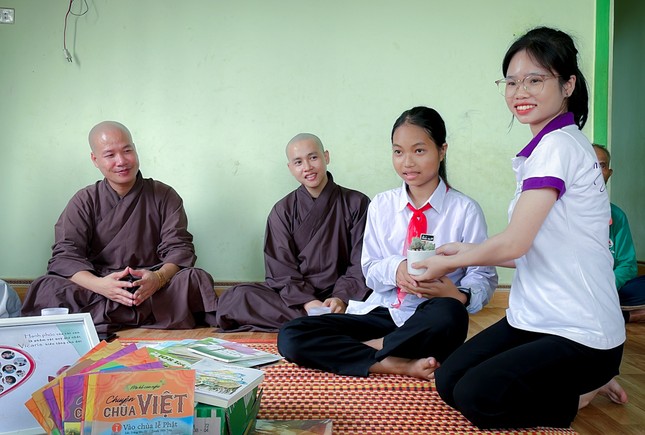 Tặng sách và quà đến hai em học sinh được quỹ bảo trợ