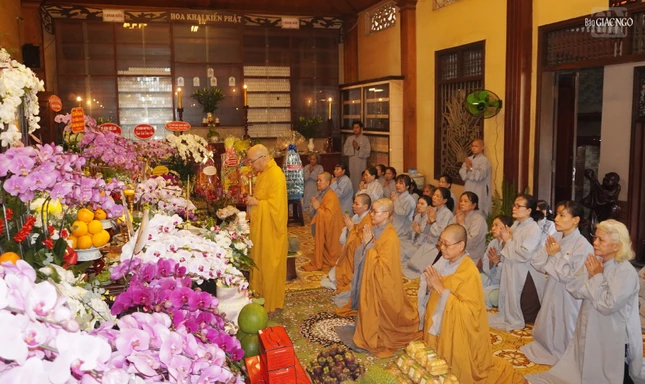 Thượng tọa Thích Trí Thường, Trưởng ban Trị sự GHPGVN Q.12 làm sám chủ khóa lễ cung tiến giác linh Ni trưởng