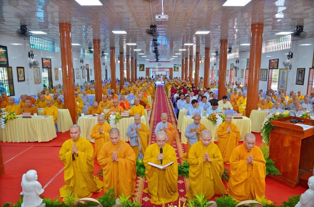 Đại diện Tăng Ni sinh dâng lời tác bạch tri ân