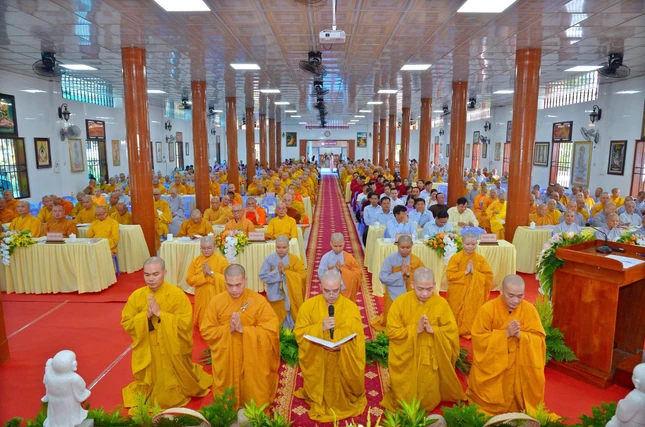 Đại diện Tăng Ni sinh dâng lời tác bạch tri ân