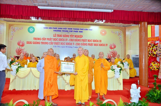 Hòa thượng Đào Như trao bằng Tuyên dương công đức của Hội đồng Trị sự đến chư tôn đức Ban Giám hiệu trường