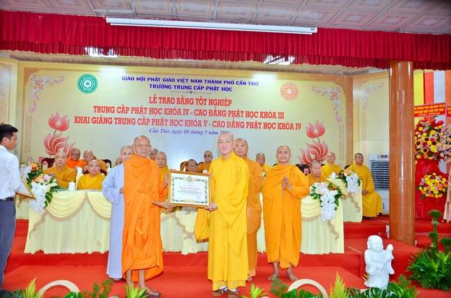 Hòa thượng Đào Như trao bằng Tuyên dương công đức của Hội đồng Trị sự đến chư tôn đức Ban Giám hiệu trường