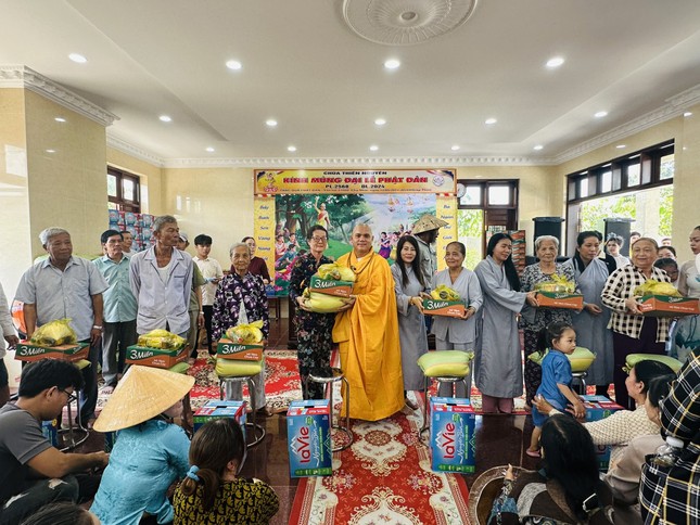 Chùa Thiên Nguyên tặng quà đến bà con tại địa phương Chùa Thiên Nguyên tặng quà đến bà con tại địa phương
