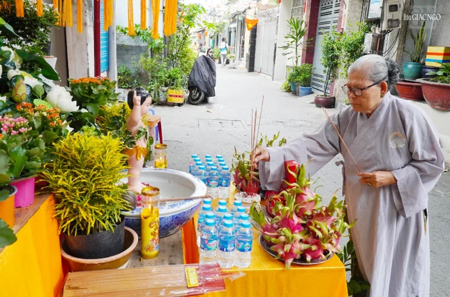 Phật tử Diệu Tịnh lễ Phật