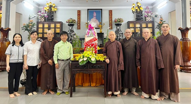Ban Tôn giáo TP.HCM chúc mừng Phật đản đến Tăng Ni Q.Gò Vấp