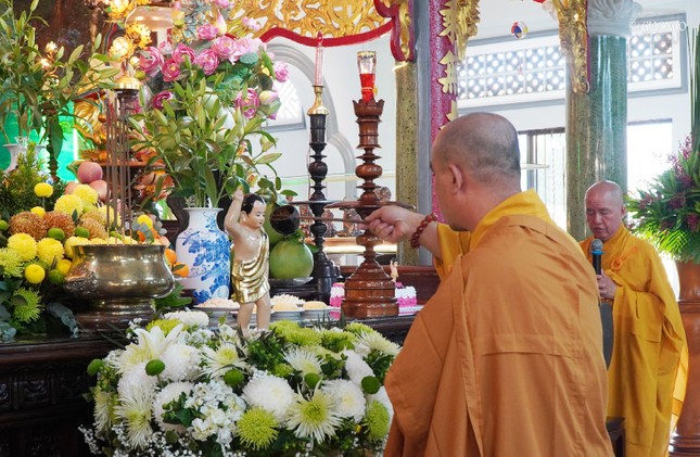 Chư Tăng cử hành nghi thức Tắm Phật