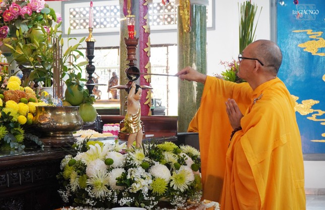 "Con nay tắm gội Đức Như Lai/ Trí tuệ quang minh tọa bảo đài..."