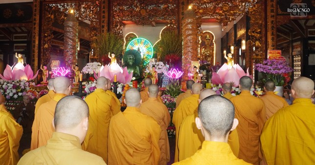 Trang nghiêm khóa lễ Tắm Phật tại tổ đình Vĩnh Nghiêm