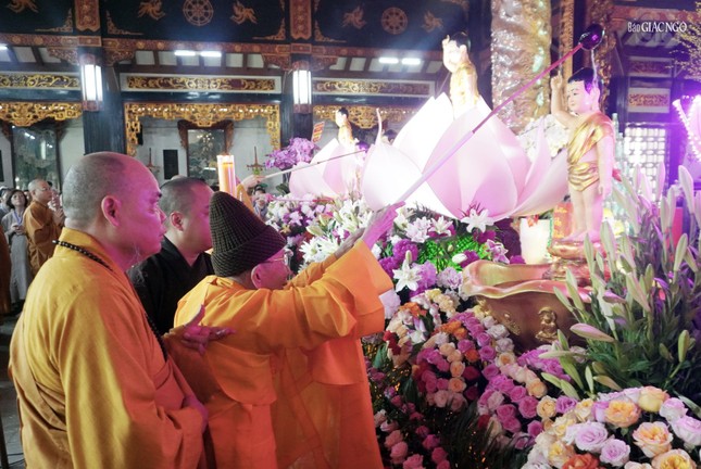 Trưởng lão Hòa thượng Thích Đức Nghiệp thực hiện nghi thức Tắm Phật