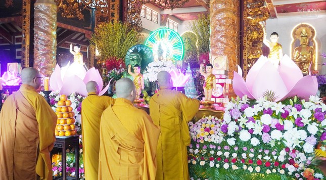 Chư tăng tuần tự cử hành nghi thức Tắm Phật