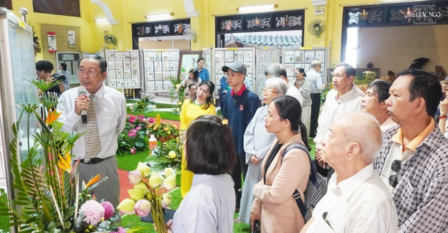 Nhà sưu tập tem Nguyễn Đại Hùng Lộc giới thiệu các bộ tem được triển lãm