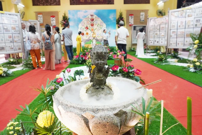 Sau khi thưởng lãm, người xem có thể Tắm Phật trong không gian triển lãm