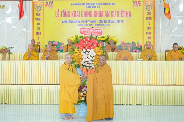 Lẵng hoa chúc mừng của Ban Trị sự GHPGVN TP.HCM