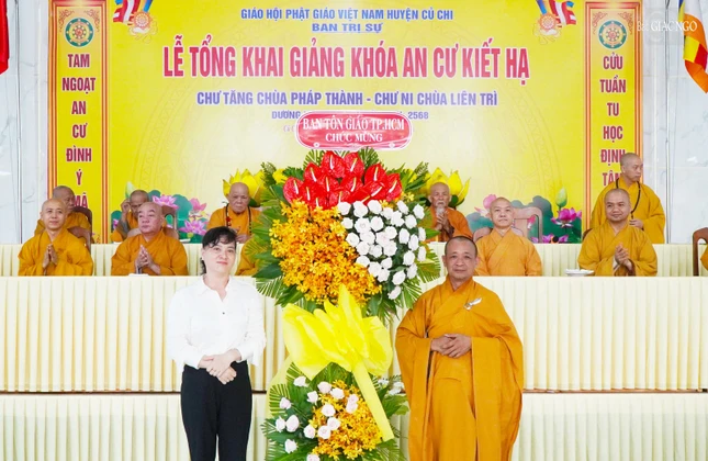 Lẵng hoa chúc mừng của Ban Tôn giáo TP.HCM