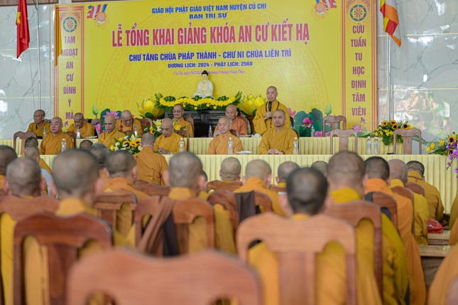 Thượng tọa Thích Quang Thạnh phát biểu tại lễ khai giảng