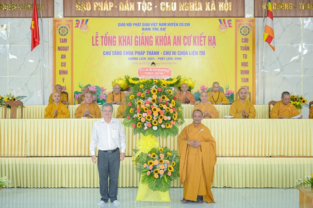 Ông Dương Văn Duyên trao lẵng hoa chúc mừng của chính quyền huyện