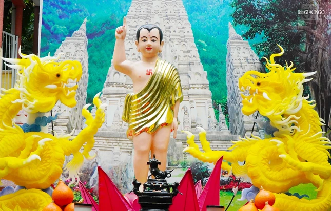 ... chín rồng phun nước đón Như Lai