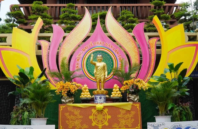 Lễ đài Phật đản của Phật giáo Q.10