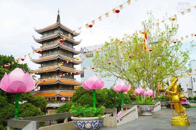 Hoa sen được thiết trí trước chánh điện chùa Vĩnh Nghiêm