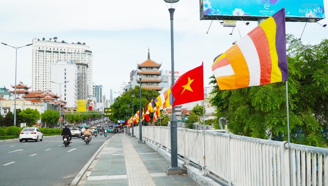 Cờ Phật giáo tung bay phấp phới trên cầu Công Lý (Q.3) hướng về chùa Vĩnh Nghiêm