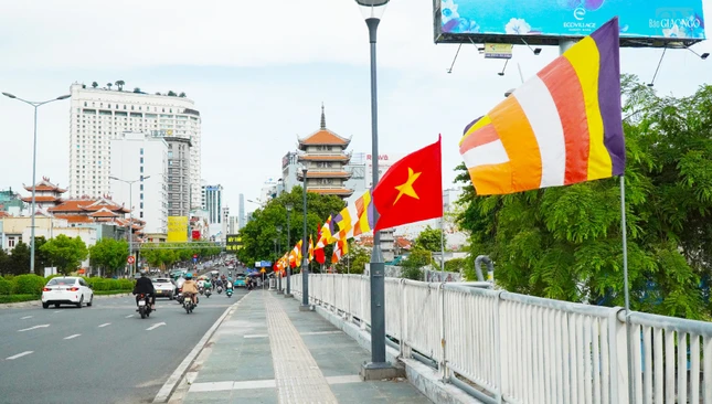 Cờ Phật giáo tung bay phấp phới trên cầu Công Lý (Q.3) hướng về chùa Vĩnh Nghiêm